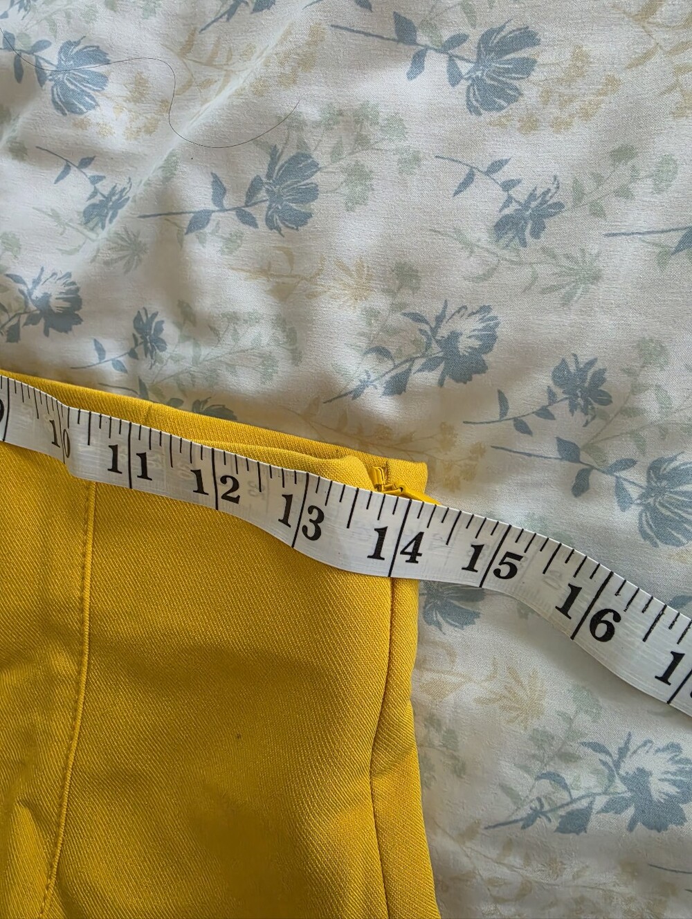 Zara High-Waist Wide-Leg Cropped Pants - Yellow - Picture 4 of 6